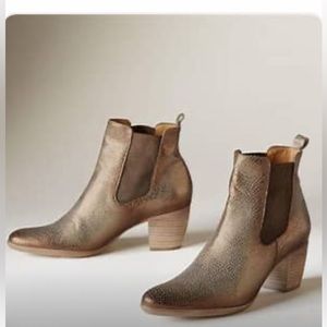 New, unworn Sundance Belem Short Boots, size 38 (Euro), U. S. 7.5, in platinum